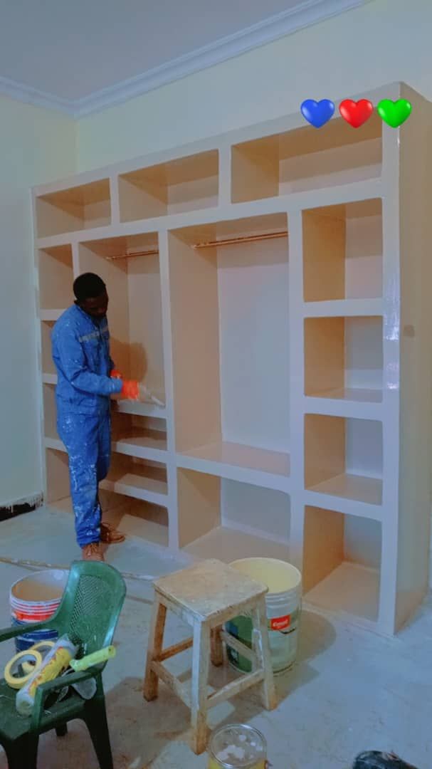 Artisan réalisant un meuble intégré en plâtre