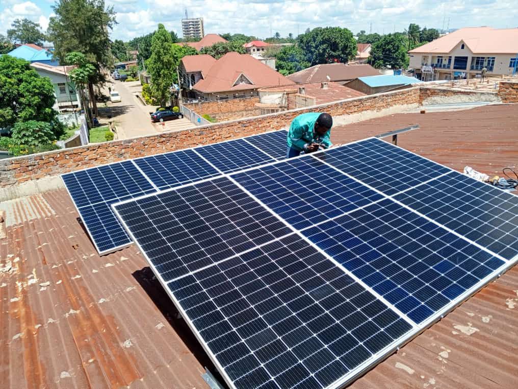 Technicien installant des panneaux solaires sur un toit