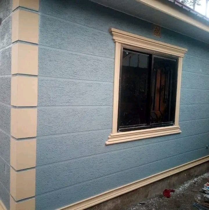 Façade repeinte avec encadrement de fenêtre